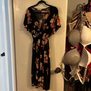 2X black and peachy rose colored roses dress with flutter sleeves